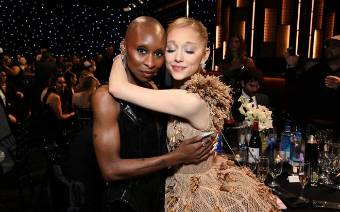 Ariana Grande gây sốt khi mời Cynthia Erivo lên sân khấu tái hiện Wicked