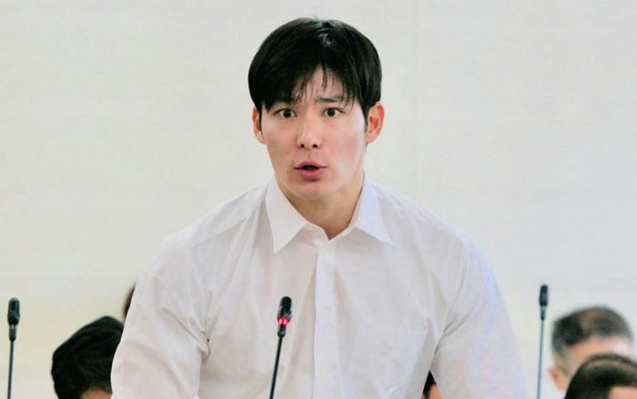 Tân thống đốc trẻ nhất Nhật Bản gây sốt với ngoại hình như tài tử
