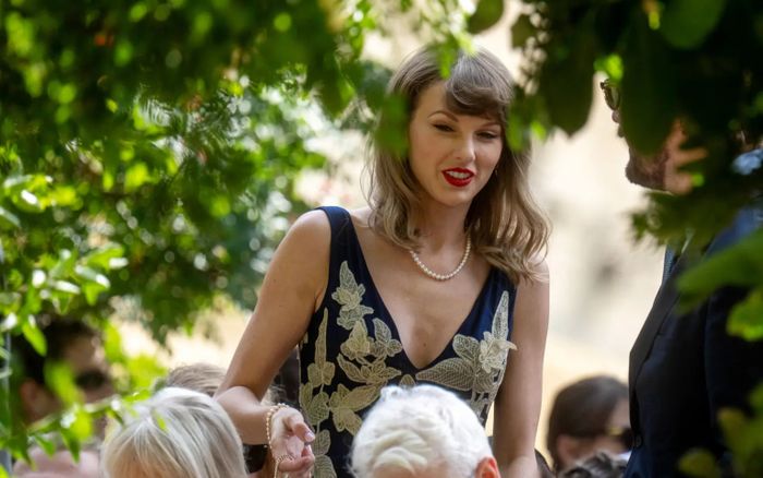 Taylor Swift khoe khéo nhẫn cưới