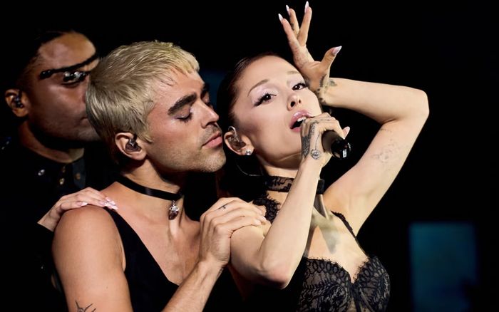 Ariana Grande lần đầu trở lại Anh sau 7 năm
