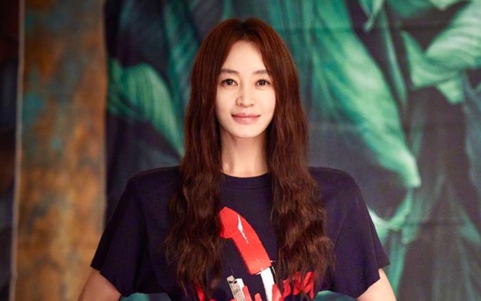 Kim Hye Soo khoe vóc dáng đáng ngưỡng mộ ở tuổi 56
