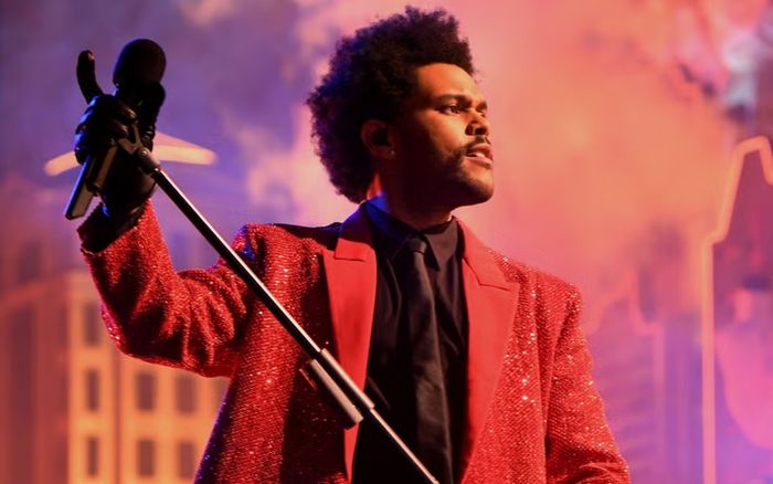 The Weeknd khiến trận đá bóng giữa Arsenal và Manchester City dời địa điểm tổ chức