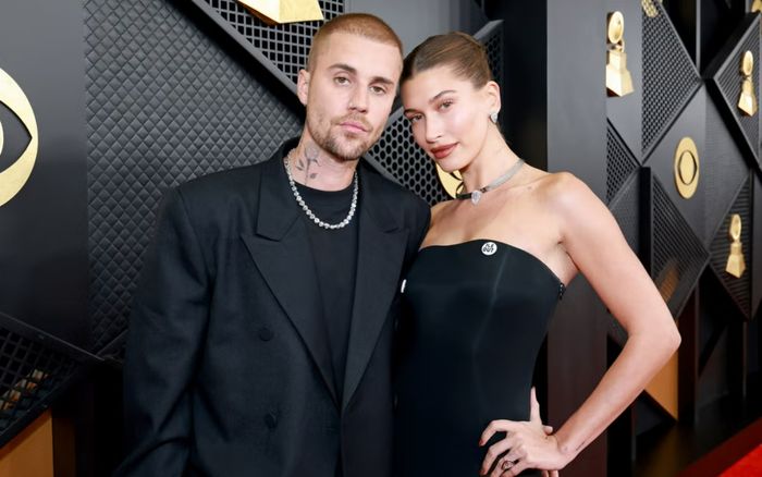 Hailey Bieber diện thiết kế Versace kinh điển dự đám cưới Jordyn Woods