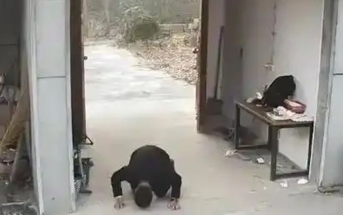 Người đàn ông quỳ lạy trước căn nhà cũ, câu chuyện đằng sau gây nghẹn lòng