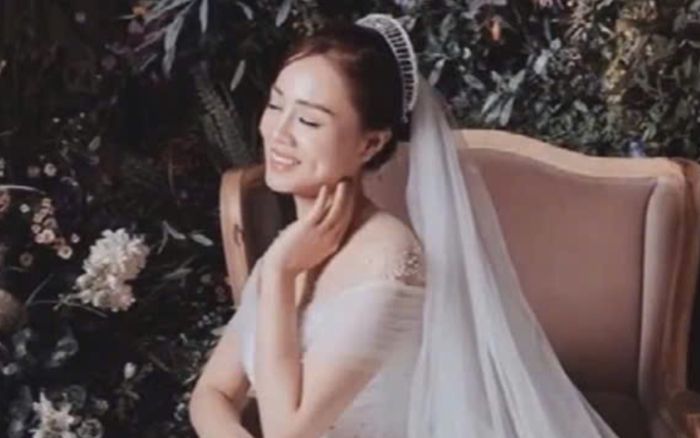 Vợ NSND Công Lý công khai ảnh mặc váy cưới