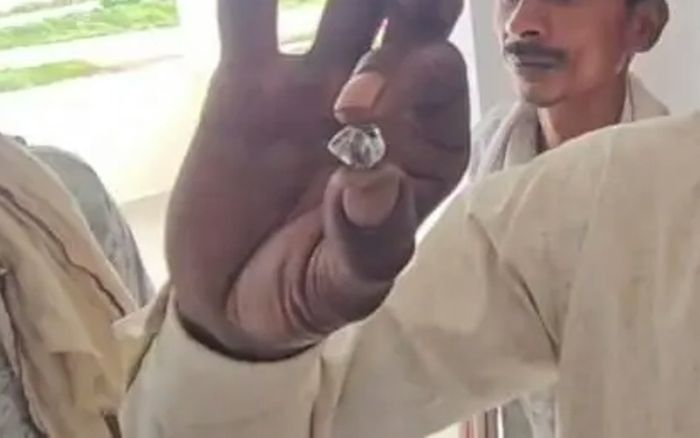 7 công nhân nghèo rủ nhau đi đào mỏ, đổi đời nhờ tìm thấy kho báu trị giá 1,5 tỷ đồng