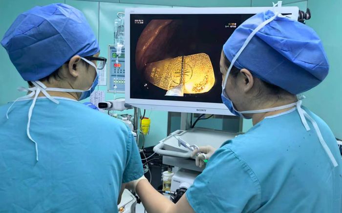 Bé gái 5 tuổi nuốt thỏi vàng 50 gram vào bụng, bác sĩ kinh ngạc khi siêu âm