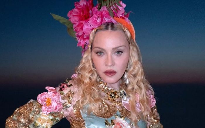 Madonna lộng lẫy trong thiết kế váy mạ vàng mừng sinh nhật tuổi mới