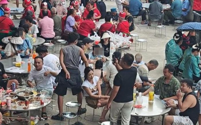 Con trai tự kỷ được tìm thấy sau 4 ngày mất tích, gia đình làm tiệc 350 bàn để làm một việc