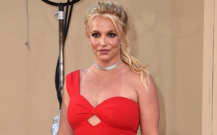 Britney Spears gặp sự cố trang phục khi đang cưỡi ngựa