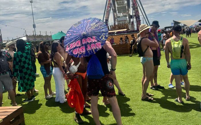 The Parasol Saga – Phần 2: Từ nắng nóng tại EDC đến những chiếc parasol được mua lúc 2 giờ sáng