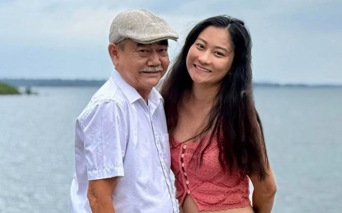 NSND Việt Anh tình tứ bên bà xã kém 36 tuổi