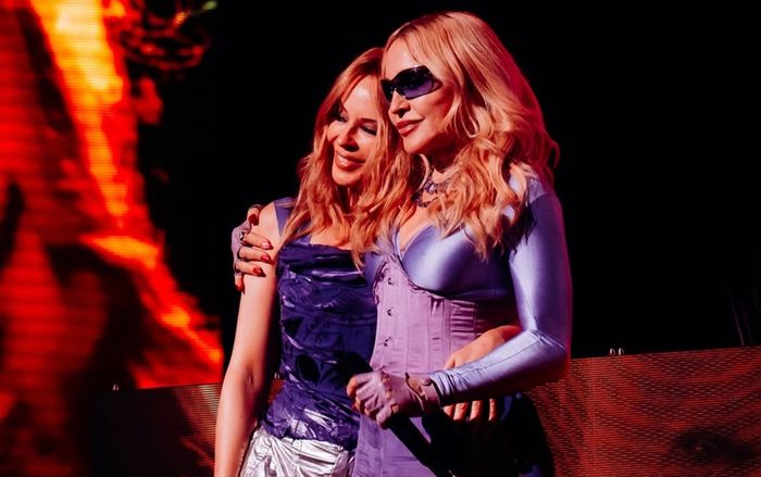 Madonna mời Kylie Minogue lên sân khấu, hàng ngàn khán giả vỡ òa