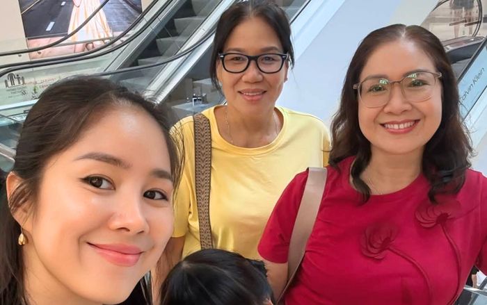 Lê Phương đưa mẹ chồng đi chơi