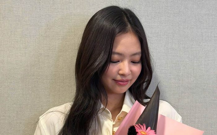 Jennie trải lòng sau sự cố trang phục và bật khóc trên sân khấu