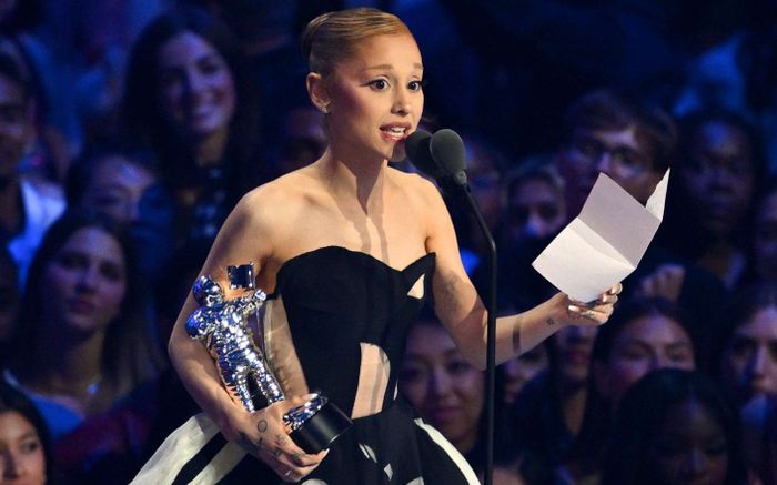 Ariana Grande có động thái mạnh sau khi 45 ca khúc chưa phát hành bị rò rỉ trên mạng