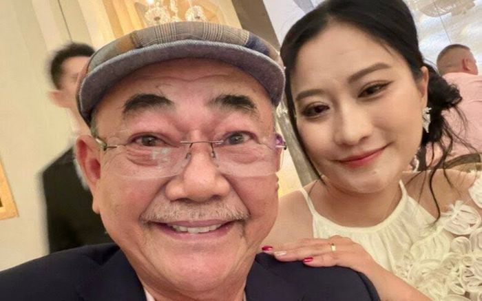 NSND Việt Anh nói lời yêu với vợ trẻ