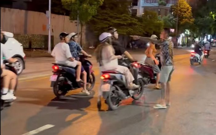 Công an Hà Nội thông tin ban đầu vụ một nam giới xăm trổ đánh người ở nút giao Văn Khê - Hà Trì