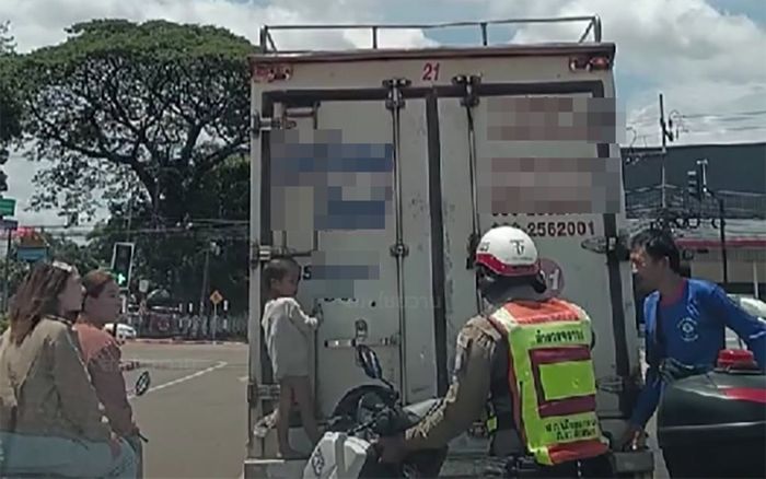 Bé trai 4 tuổi bám đuôi xe tải hơn 10 km, tài xế tá hỏa khi phát hiện