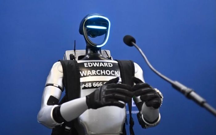 Robot 1,2 mét trở thành influencer đình đám có hàng triệu fan