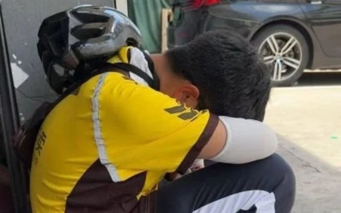 Cậu bé 14 tuổi nói 'học không giỏi thì đi giao đồ ăn', người cha làm một việc không ai ngờ