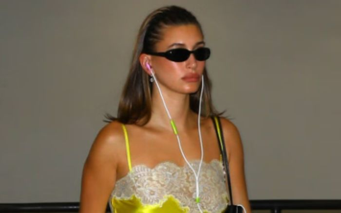 Hailey Bieber diện áo hai dây vintage, khoe sắc vàng yêu thích
