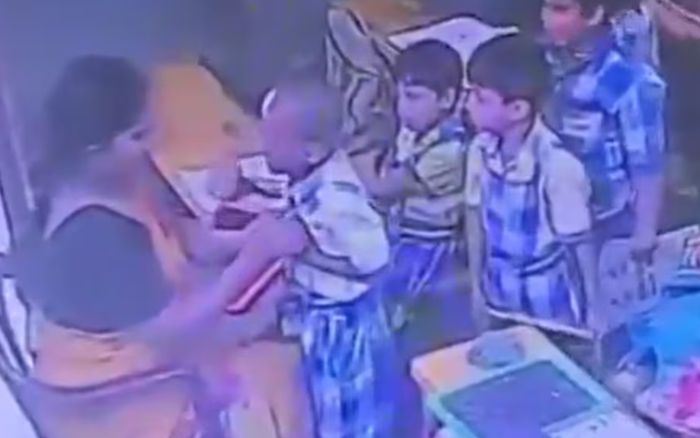 Bị cô giáo tát vì chưa làm xong bài tập, bé trai 6 tuổi không qua khỏi sau đó