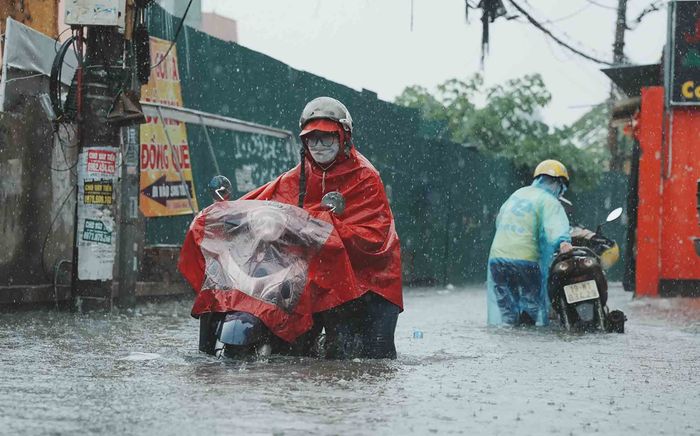 Hà Nội: Mây dông đổ bộ nhiều khu vực, người dân cần đề phòng lốc, sét