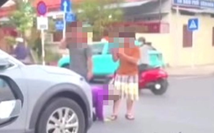 Xác minh clip người phụ nữ quỳ giữa đường van xin chủ xe hơi sau va chạm giao thông