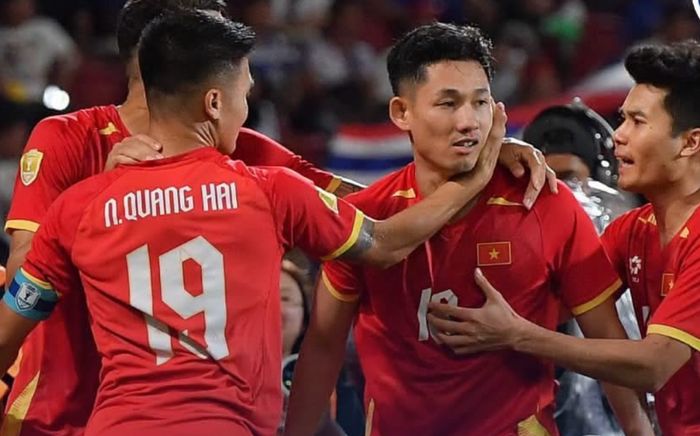 Tuyển Việt Nam đánh bại Thái Lan tại Rajamangala, chạm một tay vào chức vô địch