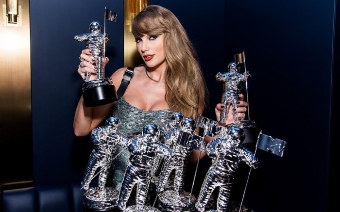 Taylor Swift phá kỷ lục mọi thời đại