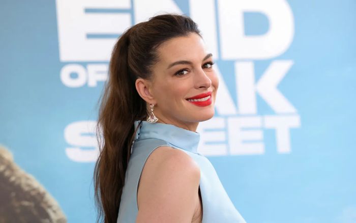 Anne Hathaway gây bất ngờ với mái tóc ngắn nhất trong hơn một thập kỷ