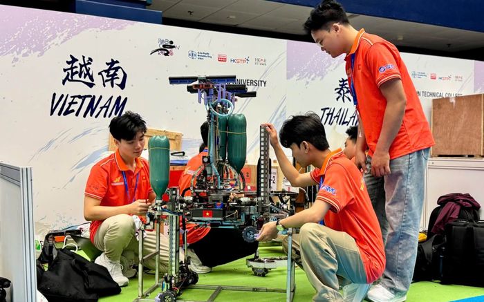Sinh viên Việt Nam chinh phục đấu trường robot lớn tại Hồng Kông