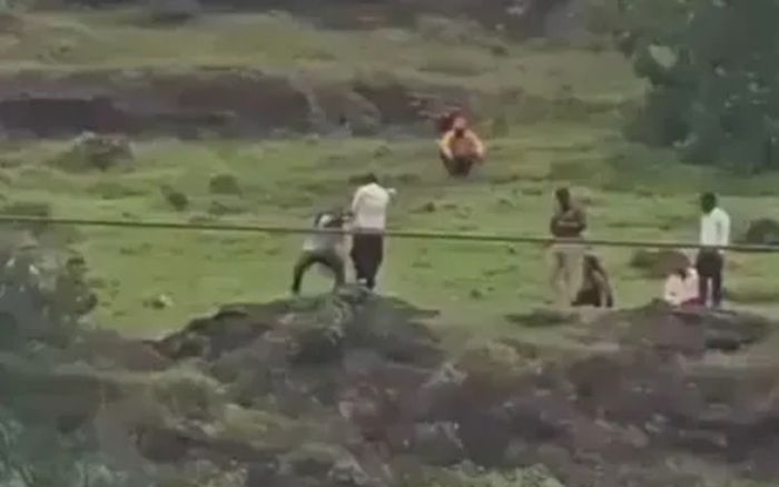 Mua điện thoại trả góp không nổi, con trai 19 tuổi chạy ra vách núi rồi dẫn đến bi kịch đau lòng