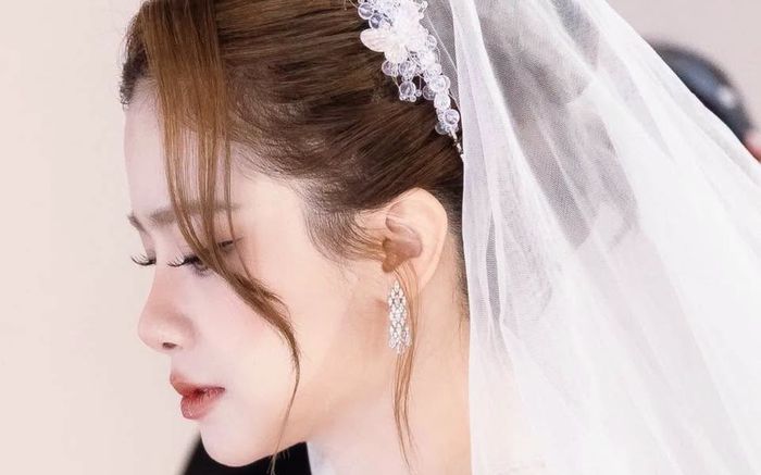 Dương Hoàng Yến bất ngờ công khai mặc váy cưới