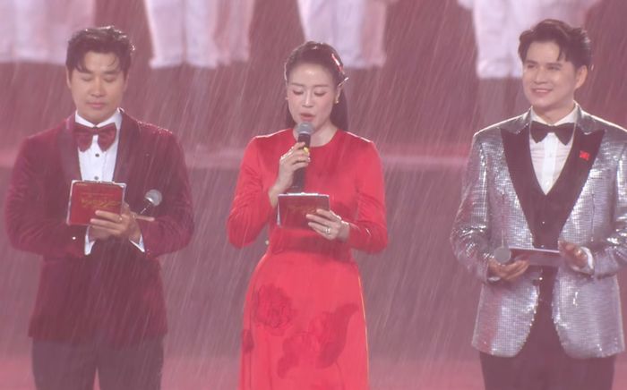 40.000 khán giả đội mưa, khoảnh khắc tại 'concert quốc gia' khiến nhiều người xúc động