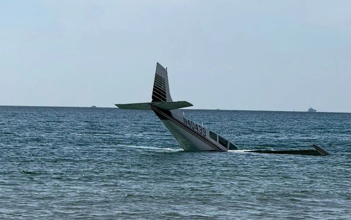 Máy bay lao xuống biển, nhiều du khách bàng hoàng khi chứng kiến
