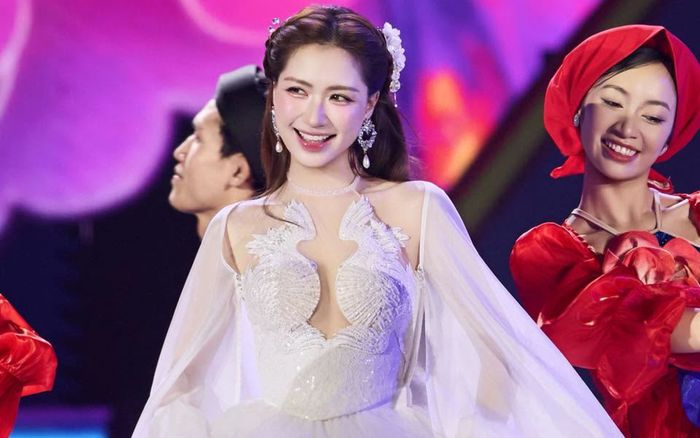 Hòa Minzy tặng vé 'concert quốc gia' cho cặp khán giả đặc biệt
