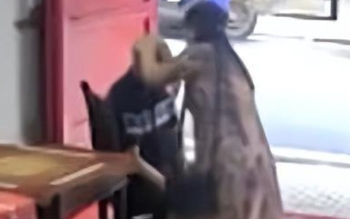 Đưa cụ ông bất tỉnh đi cấp cứu rồi qua đời, chủ quán vướng vào rắc rối không ngờ