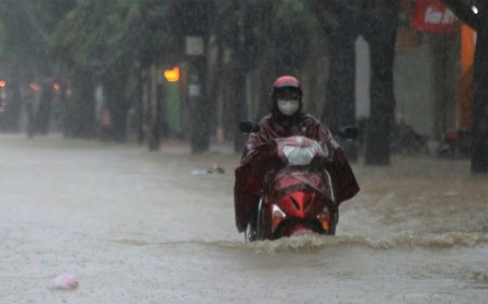 Từ tối nay (23/8), mưa lớn dồn dập ở Bắc Bộ và Bắc Trung Bộ: Địa phương nào hứng chịu nặng nhất?
