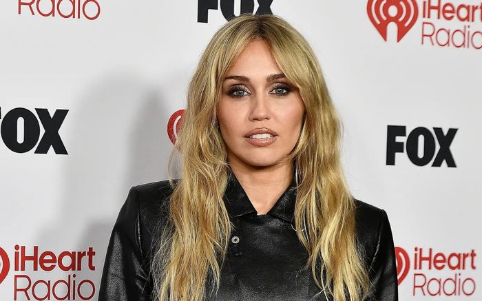 Cựu sao Disney tố Miley Cyrus