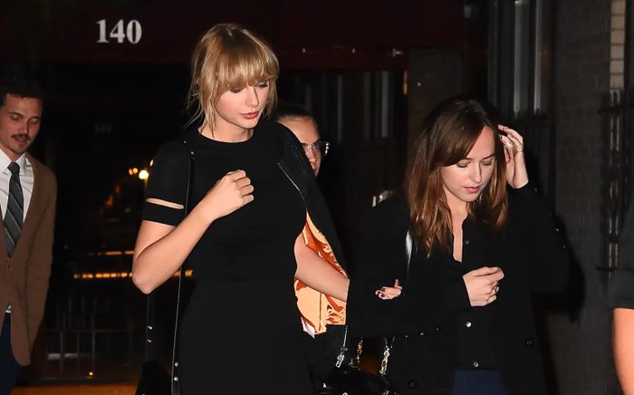 Taylor Swift đi chơi riêng cùng Dakota Johnson tại Los Angeles