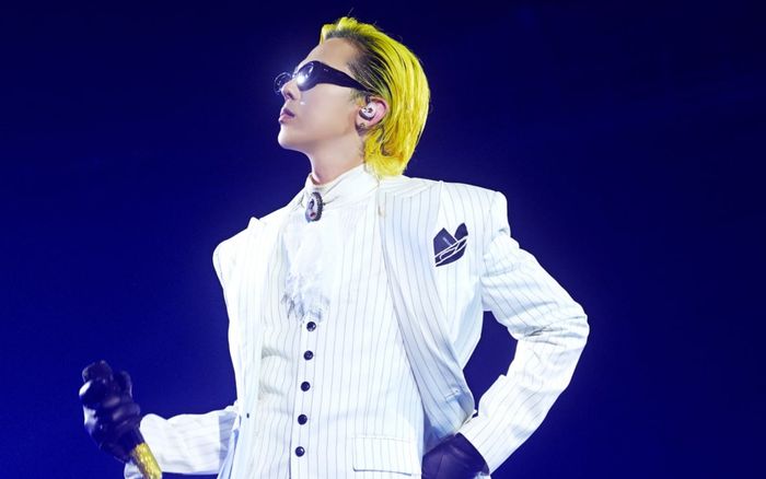 G-Dragon 'cứu nguy' nhiếp ảnh gia suýt rơi khỏi sân khấu cao 2m