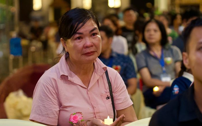 Bông hồng cài áo lễ Vu Lan và những giọt nước mắt nhớ cha, thương mẹ