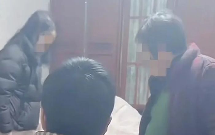 Thuê người chăm sóc mẹ già, người phụ nữ 'sốc nặng' khi phát hiện cảnh tượng trước mắt