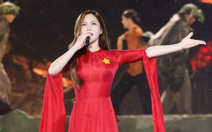 Hương Tràm chứng minh bản lĩnh trước 40 nghìn khán giả trên sân khấu Tổ Quốc Trong Tim