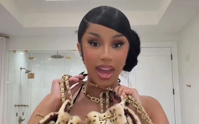 Cardi B khoe loạt túi giá trị khủng, dân tình trầm trồ