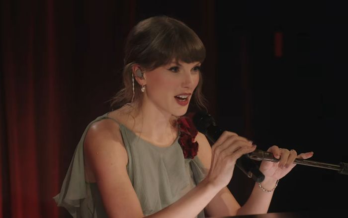 Taylor Swift tái hiện phong cách thời kỳ đầu sự nghiệp với váy xanh ngọc bích