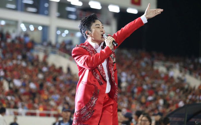 Tùng Dương sau đêm chung kết ASEAN Cup 2026: 'Khoảnh khắc khó quên nhất trong đời nghệ sĩ'