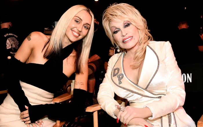 Miley Cyrus nghẹn ngào tiễn biệt mẹ đỡ đầu Dolly Parton, hé lộ cuộc trò chuyện cuối